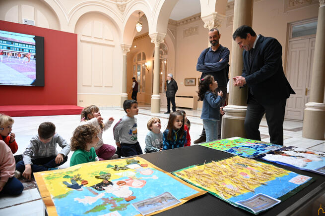 Valverde recibe a los niños de infantil que han recreado las cuatro estaciones de Andrade y las han cedido a la Diputación de Ciudad Real