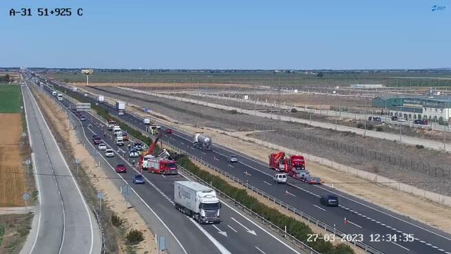 Fallece el conductor de un camión tras volcar y quedar atrapado en la A-31 a su paso por La Roda (Albacete)