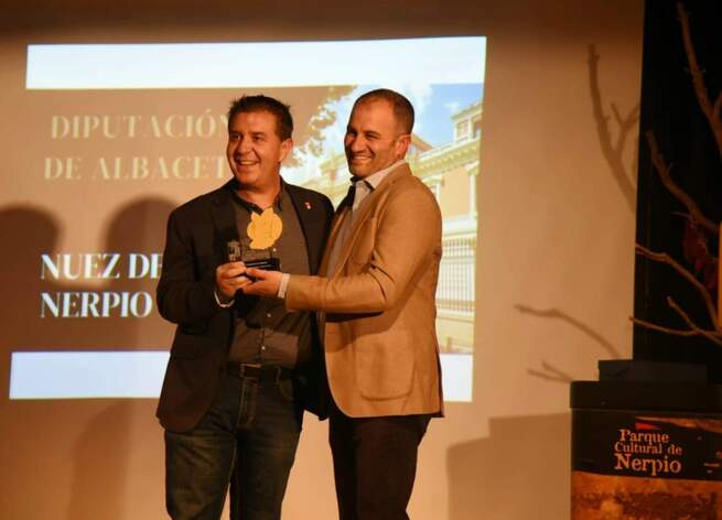 Cabañero recoge la Nuez de Oro de Nerpio en reconocimiento “al compromiso de la Diputación de Albacete con esta localidad y con sus productos autóctonos”