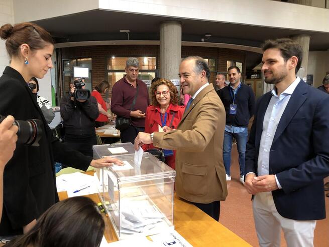 José Julián Gregorio, candidato del PP a la Alcaldía en Talavera, ejerce su derecho al voto en las elecciones locales y autonómicas
