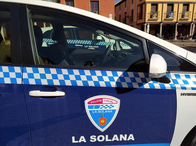 Colisiona con un vehículo que se encontraba estacionado en una calle de La Solana y se da a la fuga