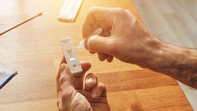 Test rápidos de antígenos: OCU recomienda adquirir solo productos homologados, de venta en farmacias