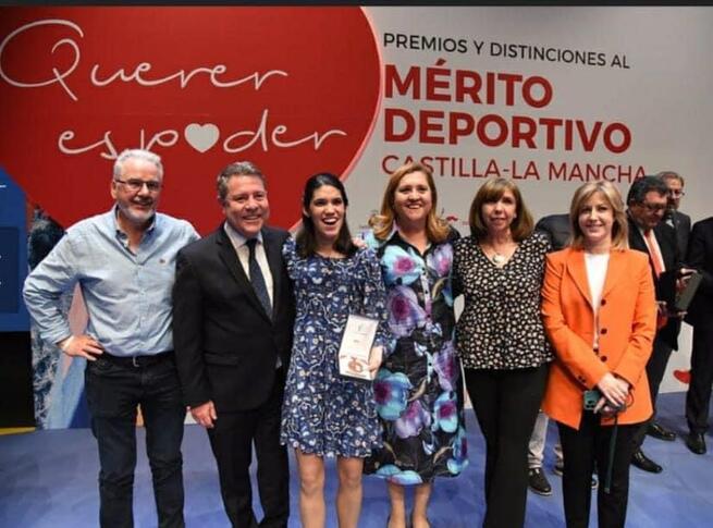 La atleta alcazareña María Paniagua recibe la medalla de bronce en la Entrega de Premios al Mérito Deportivo de Castilla-La Mancha 2022