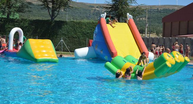Imagen: La piscina de verano de Los Llanos celebra este jueves una fiesta con atracciones acuáticas  