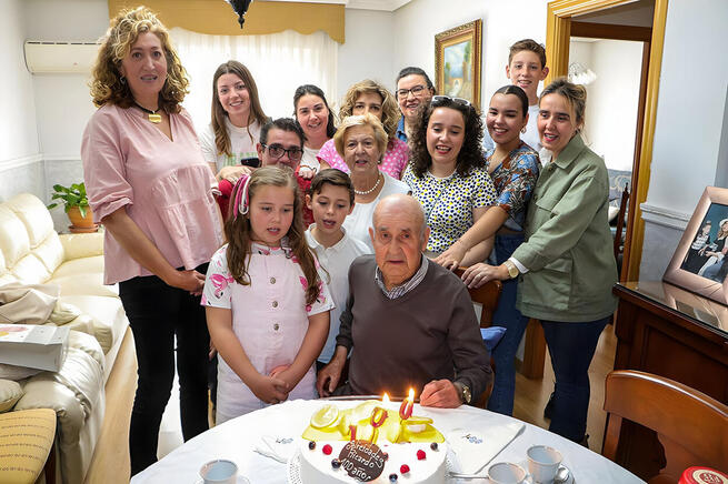 Ricardo comparte la feliz celebración de sus cien años de vida con familiares y ediles en funciones