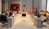 La alcaldesa de Alcázar recibe a 25 escolares del CEIP Alces