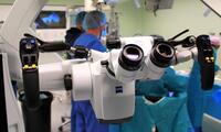Un nuevo microscopio quirúrgico de última generación ayuda al servicio de Neurocirugía del Hospital de Toledo ayuda a mejorar la capacidad asistencial