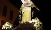 Imagen: Multitud de público arropó anoche en su procesión a la Virgen de los Dolores