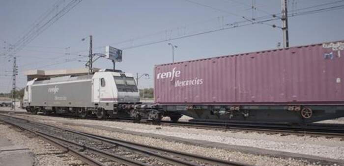 Mitma arranca el proyecto piloto para transportar en tren 600 toneladas de maíz de Ucrania hasta España
