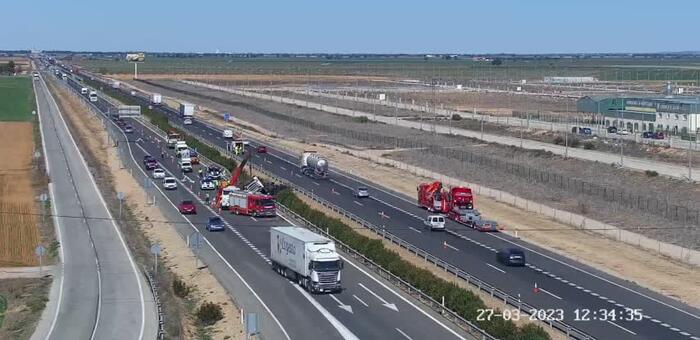 Fallece el conductor de un camión tras volcar y quedar atrapado en la A-31 a su paso por La Roda (Albacete)