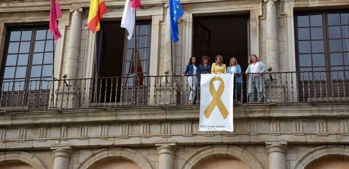 El Ayuntamiento de Toledo impulsa el mes de sensibilización del cáncer infanto-juvenil que arranca con el despliegue de un lazo dorado