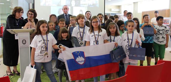 El Embajador de Eslovenia visita la Biblioteca de Quintanar para conocer a los protagonistas de los Talleres Cienlee