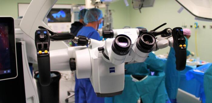 Un nuevo microscopio quirúrgico de última generación ayuda al servicio de Neurocirugía del Hospital de Toledo ayuda a mejorar la capacidad asistencial