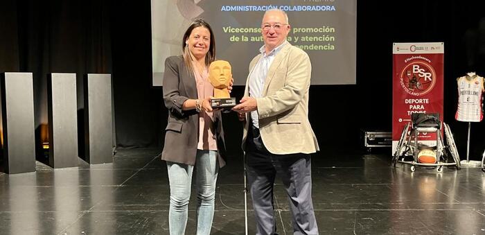 El Gobierno regional recibe el Premio de Inclusión Social de AMIAB Puertollano por el Servicio de Promoción de la Autonomía Personal SEPAP-MejoraT