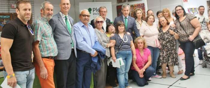 Caja Rural Castilla-La Mancha visita los stands de APACE, Apanas y Plena Inclusión en Farcama