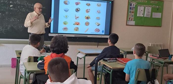 Voluntarios del Banco de Alimentos de Ciudad Real conciencian a escolares sobre solidaridad y consumo racional
