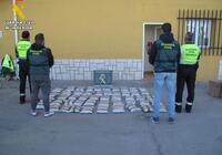 La Guardia Civil intercepta un cargamento de marihuana oculto en las paredes interiores de la zona de carga de una furgoneta, en la autovía A4